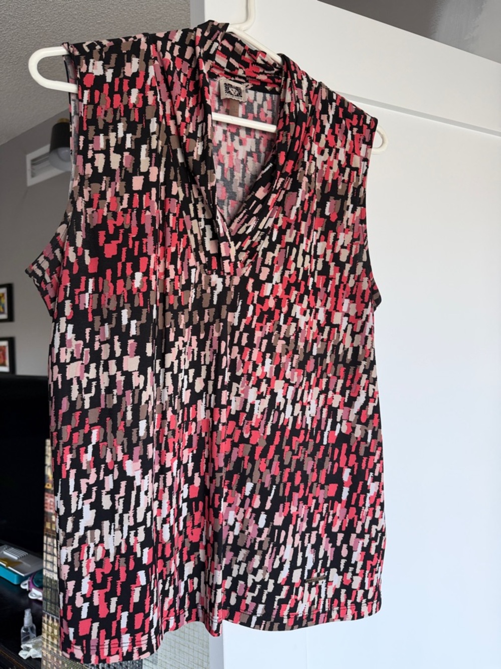 Anne Klein Black Pink and Cream Sleeveless V-Neck Print Camisole